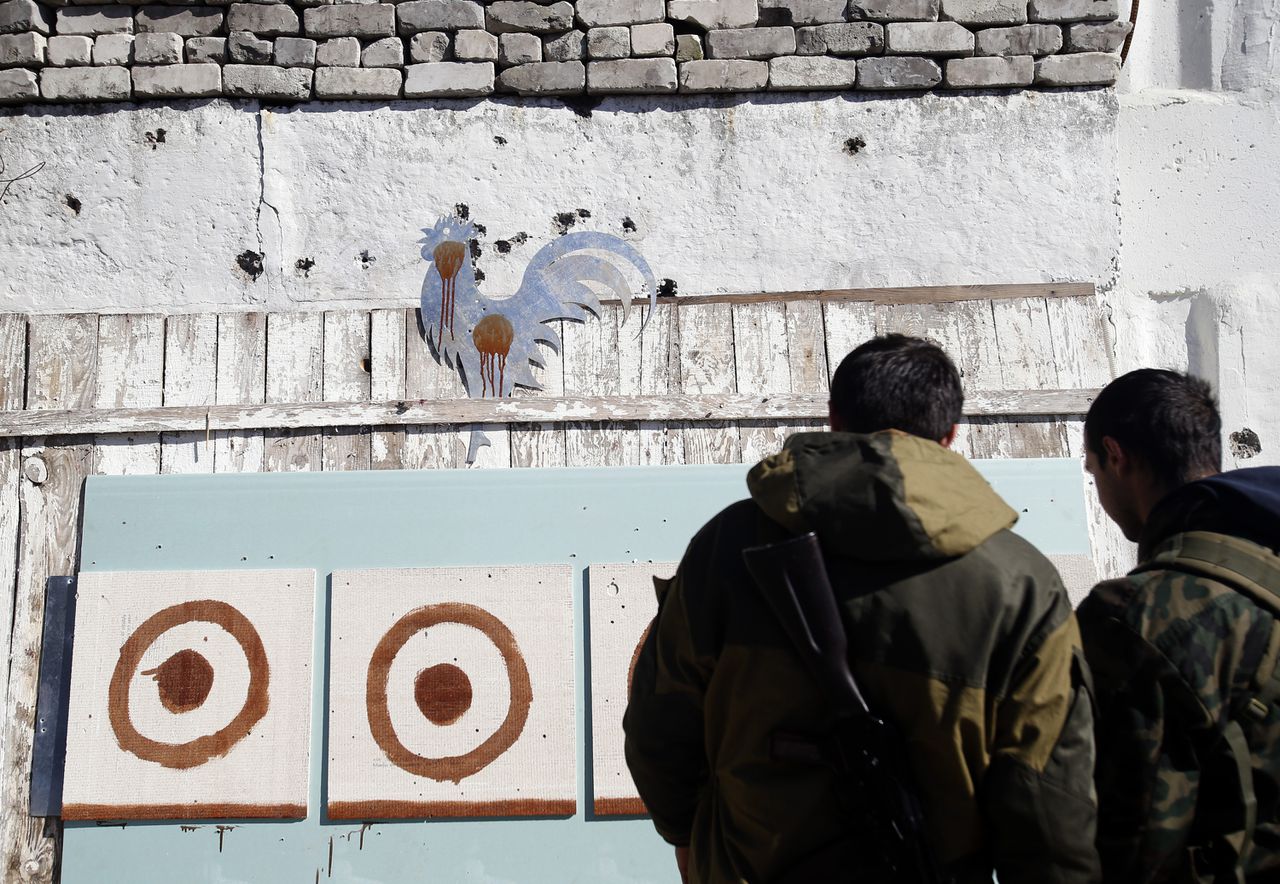 Separatisten in Donetsk kijken na hun training naar schietschijven.