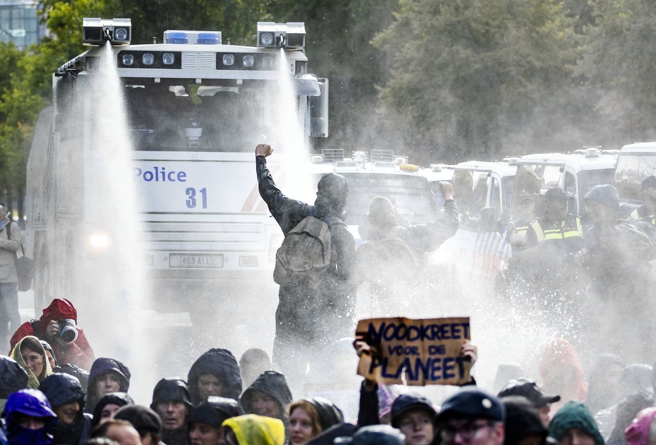 Gemeente Den Haag mag waterkanonnen in blijven zetten tijdens XR-protesten 
