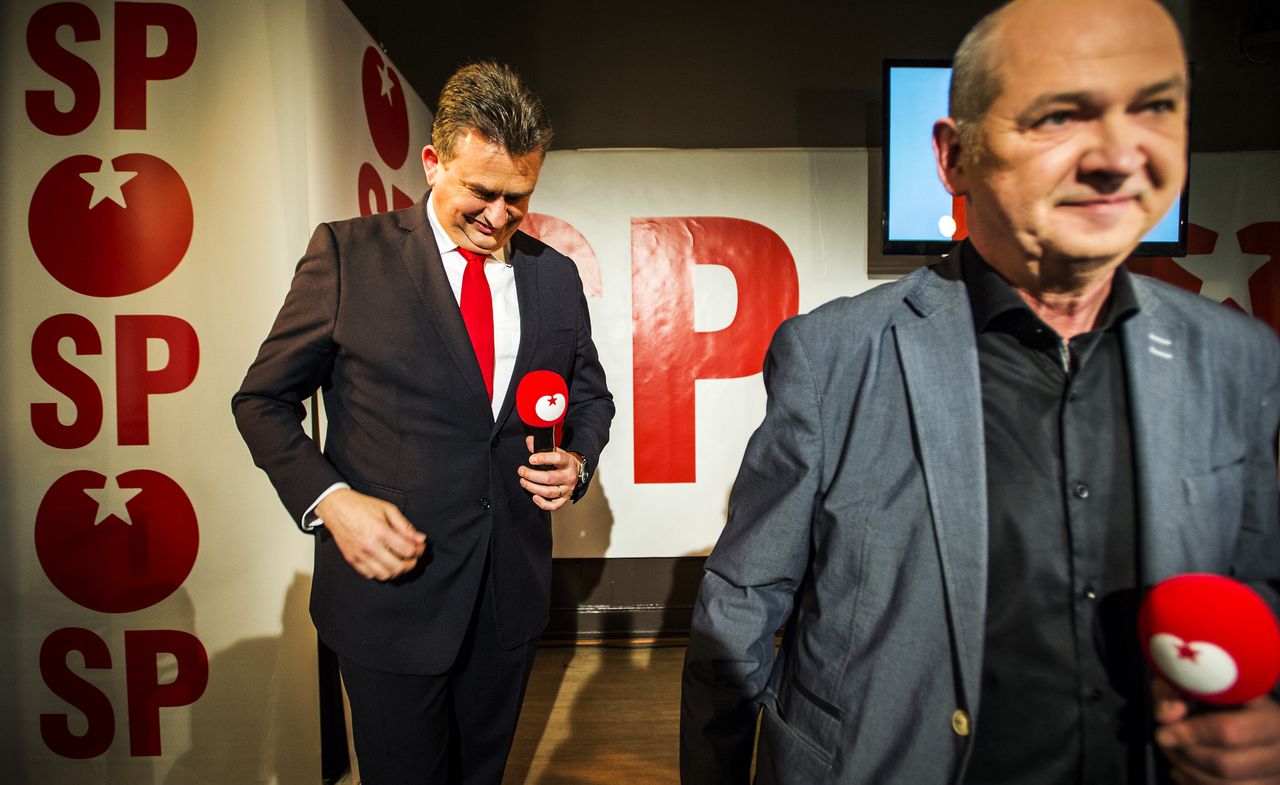 SP-leider Emile Roemer en partijvoorzitter Jan Marijnissen tijdens de uitslagenavond van hun partij na de gemeenteraadsverkiezingen in maart vorig jaar.