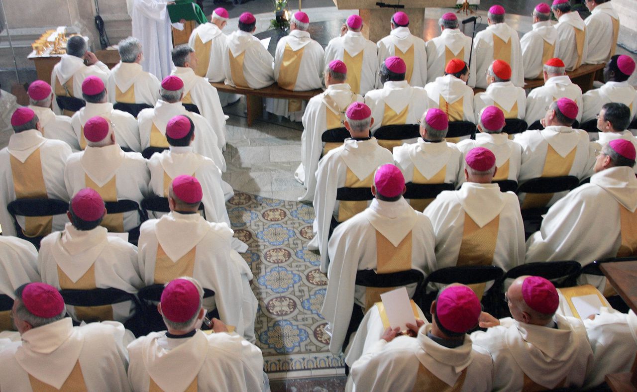 Bisschoppen in een kerk in Lourdes, in 2005.