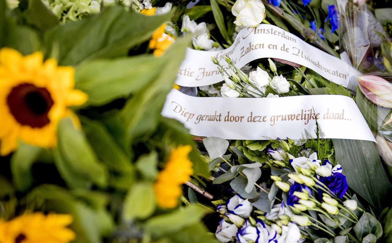 Bloemen bij het kantoor van de doodgeschoten advocaat Derk Wiersum.
