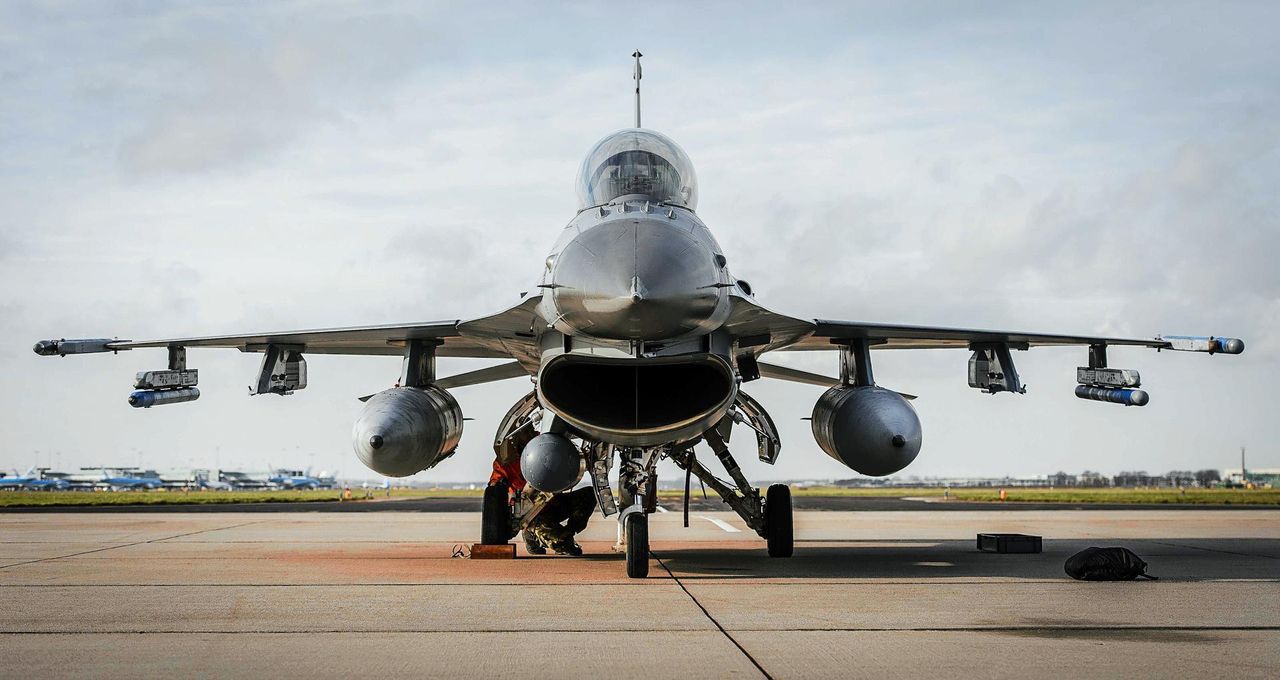Twee F16-straaljagers van de luchtmacht landen voor een militaire oefening op een van de banen van Schiphol.