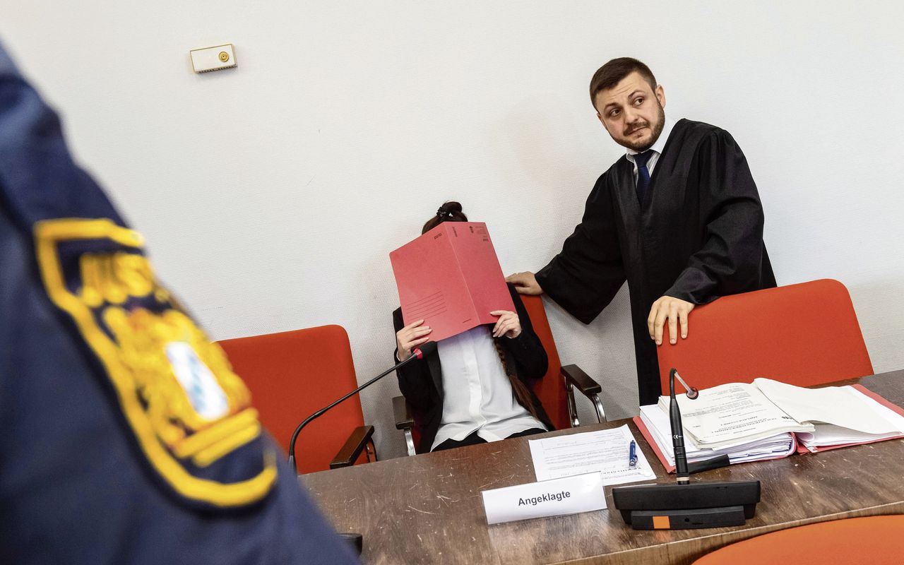 Verdachte Jennifer W. verbergt haar gezicht bij het begin van haar proces vorige week in de rechtbank van München.