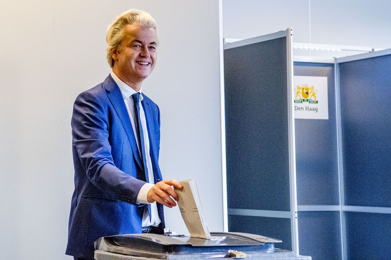 Geert Wilders brengt zijn stem uit tijdens de Tweede Kamerverkiezingen.