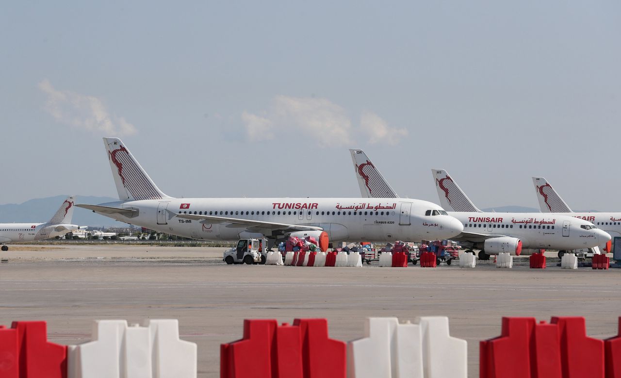 Vliegtuigen van Tunisair staan aan de grond op het internationale vliegveld van Tunis. De luchtvaartmaatschappij heeft financiële problemen.