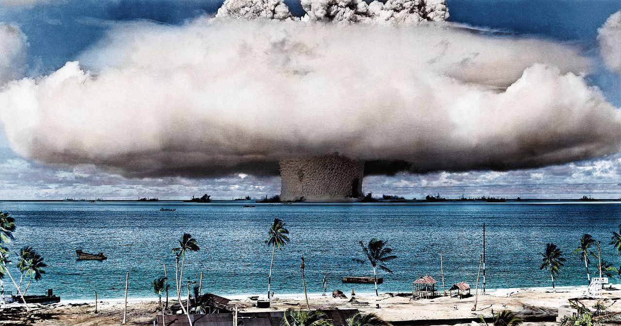 Boven en rechtsonder: de ontploffing van een atoombom op het atol Bikini, een van de Marshalleilanden in de Stille Oceaan, op 25 juli 1946. De foto is genomen van bijna zes kilometer afstand. Hoofddoel van de test was zien wat een kernexplosie deed met oorlogsschepen; een reeks afgeschreven slagschepen is onder de wolk te zien. Vanaf 1950 testten de Verenigde Staten daar ook waterstofbommen.