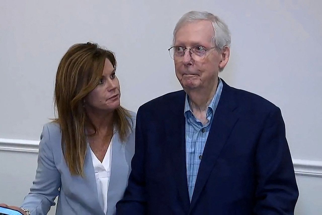 Opzichtig haperende Mitch McConnell blijft oppermachtig binnen zijn fractie 