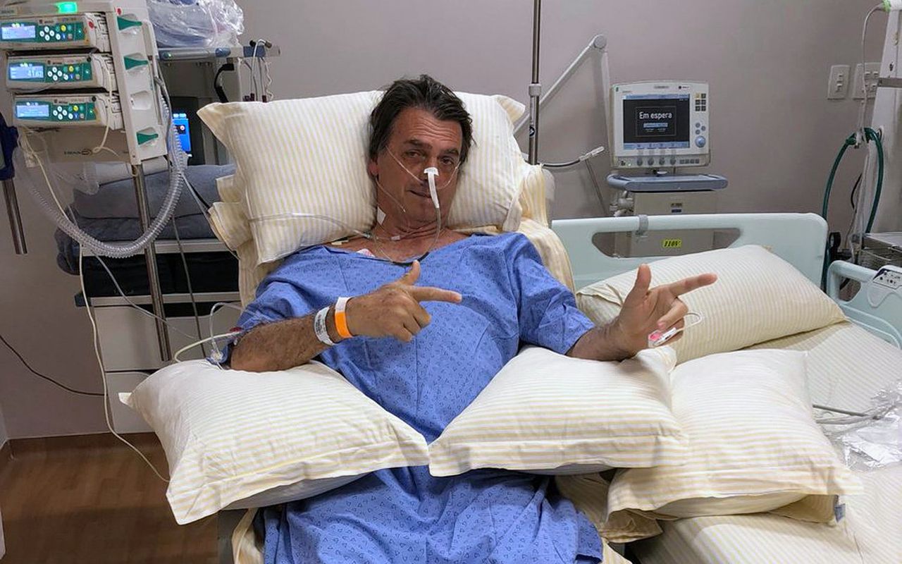 Presidentskandidaat Jair Bolsonaro in het ziekenhuis nadat hij op campagne met een mes is neergestoken.