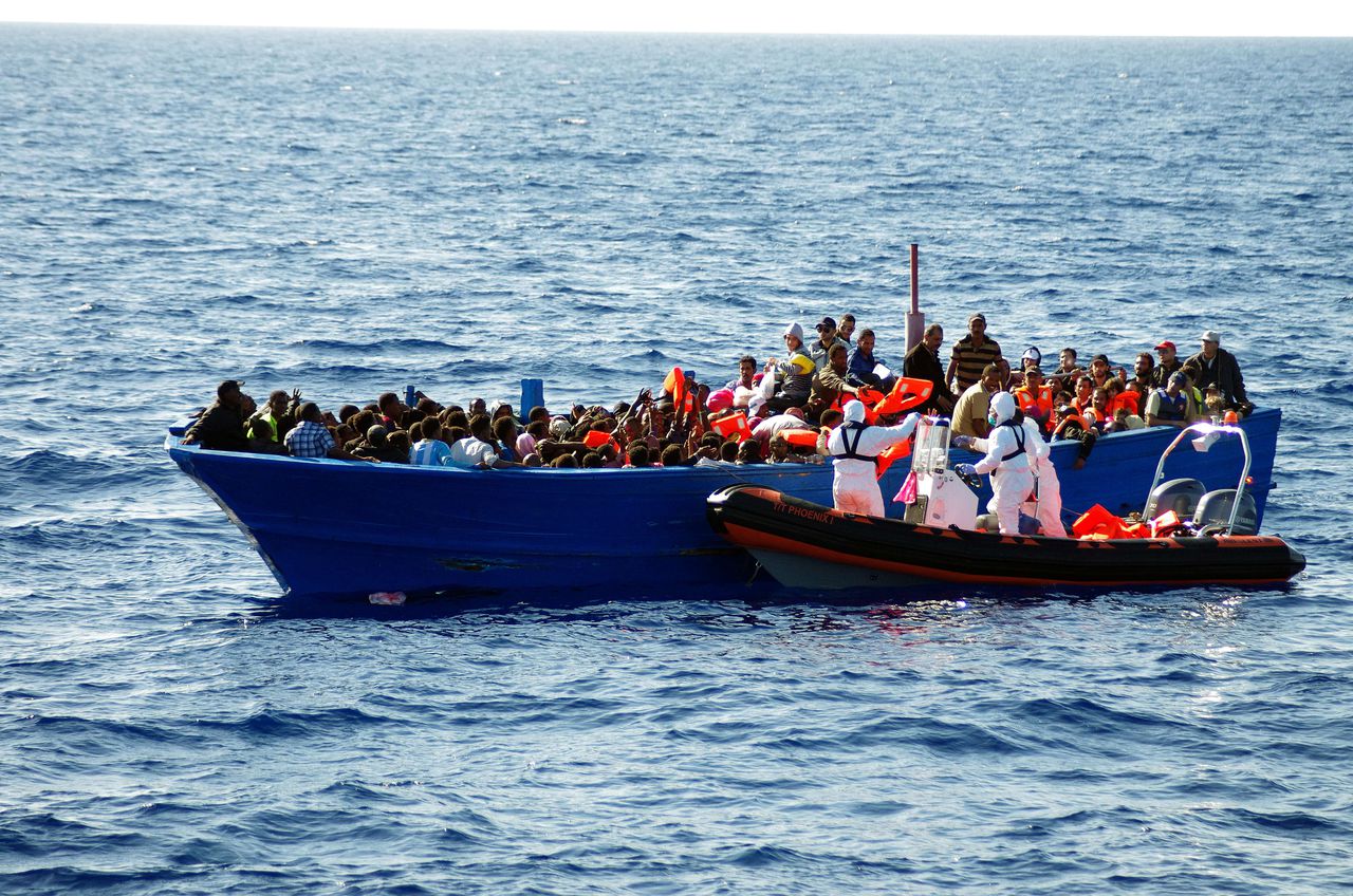 Migranten worden begin september gered op de Middellandse Zee door de Migrant Offshore Aid Station (MOAS) in samenwerking met de Italiaanse kustwacht. In totaal werden die dag zo'n 700 migranten gered, voornamelijk Syriërs, Palestijnen en Eritreeërs, onder wie een baby van twee dagen oud.