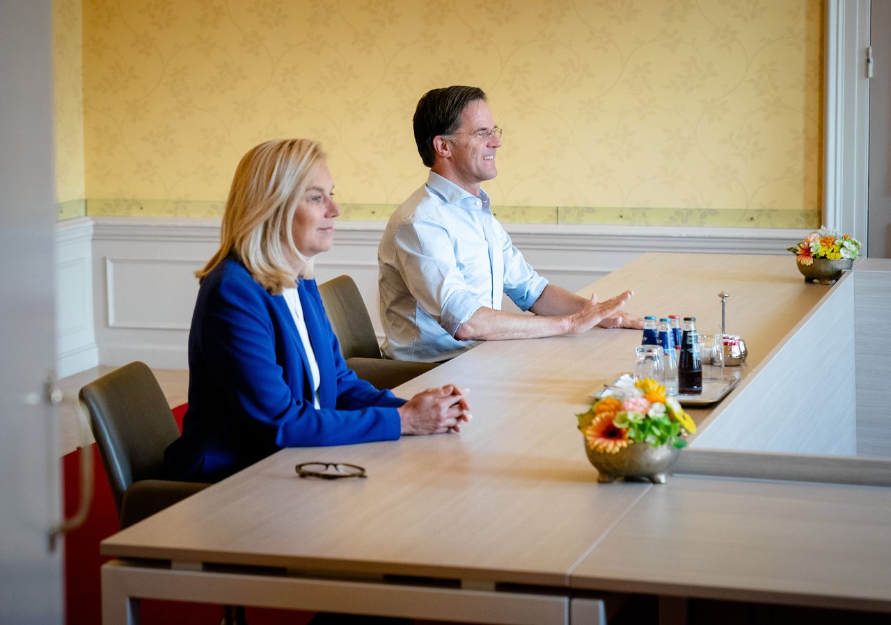 D66-leider Sigrid Kaag en VVD-leider Mark Rutte, eerder dit jaar aan tafel bij informateur Mariëtte Hamer.