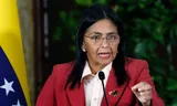 Delcy Rodríguez, hier sprekend in juni 2025, is de eerste vrouwelijke president van Venezuela.