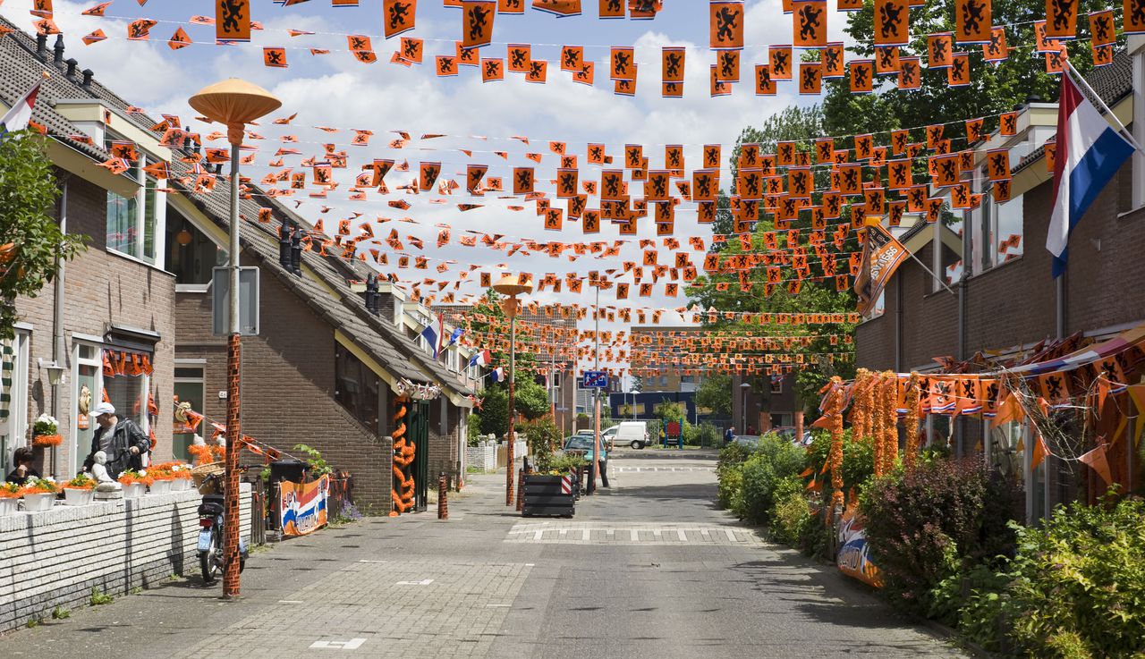 Nederland, Utrecht, 2 juni 2012 De Sterrenwijk in Utrecht maakt zich op voor het naderende EK voetbal in Polen en Oekraine. De straten zijn al aardig oranje gekleurd en dat zal alleen maar meer worden. Foto: Thomas Bokeloh