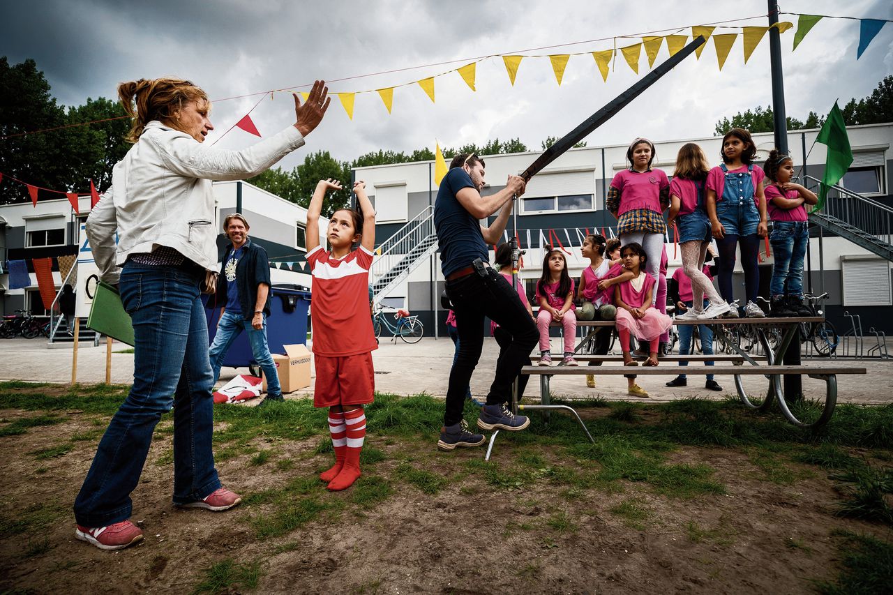 Hoofdrolspeelster Liz Heijnemans (9) tijdens opnames voor de kinderserie ‘Zara en de magische kicksen’ in het Amsterdamse asielzoekerscentrum.