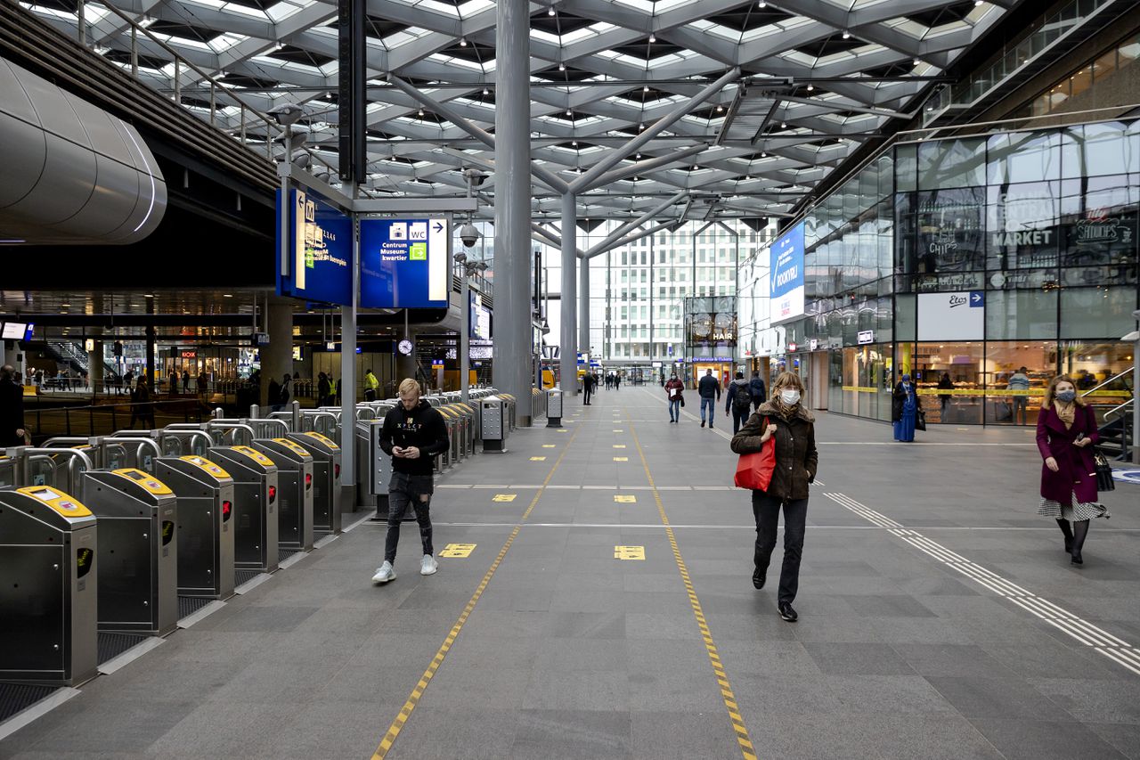 Station Den Haag Centraal tijdens een rustige ochtendspits in oktober 2020.