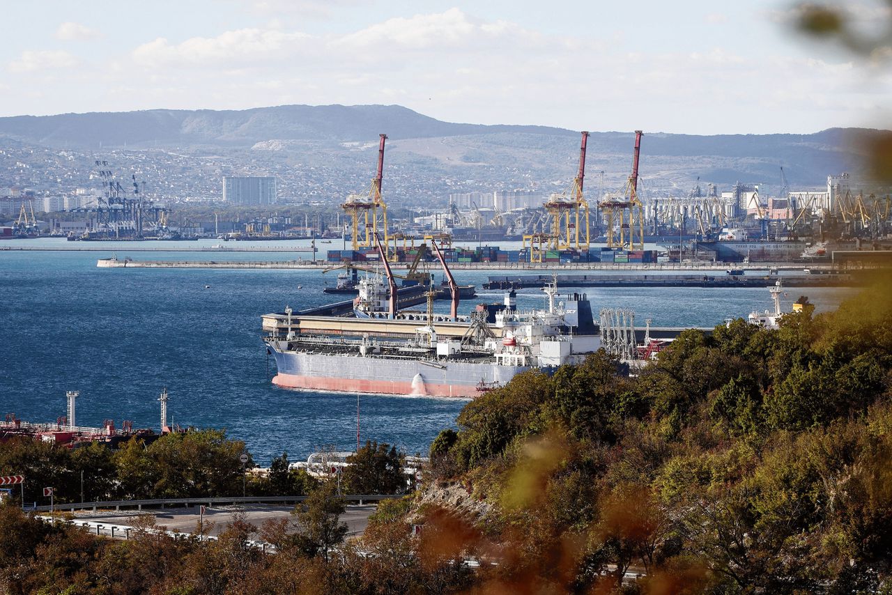Een olietanker ligt in Zuid-Rusland afgemeerd bij de haven van Novorossijsk.