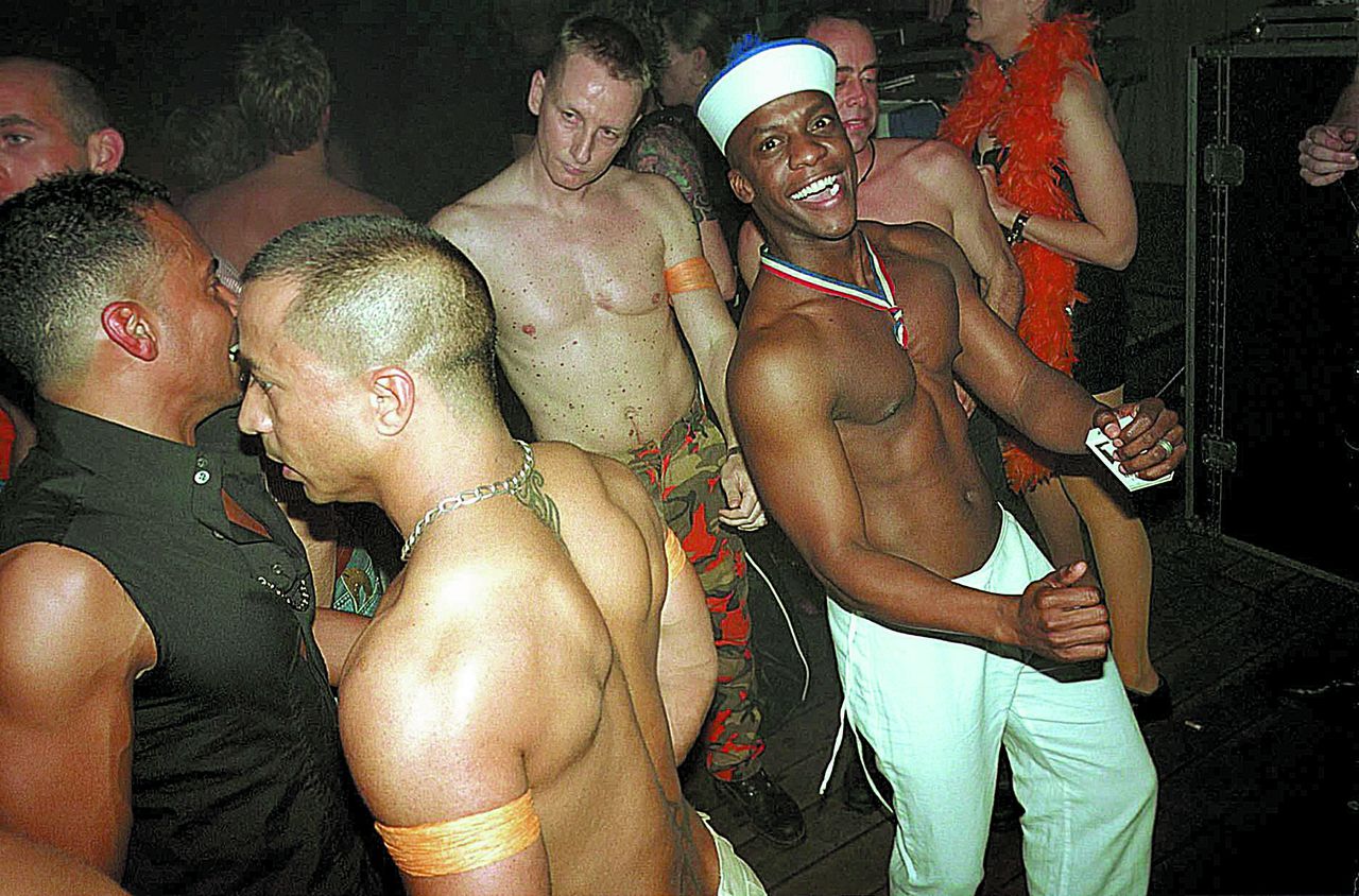 LAATSTEN DER MOHIKANEN: homo's dansen op het Orange Ball Foto Jørgen Krielen Orange Ball Foto Jørgen Krielen