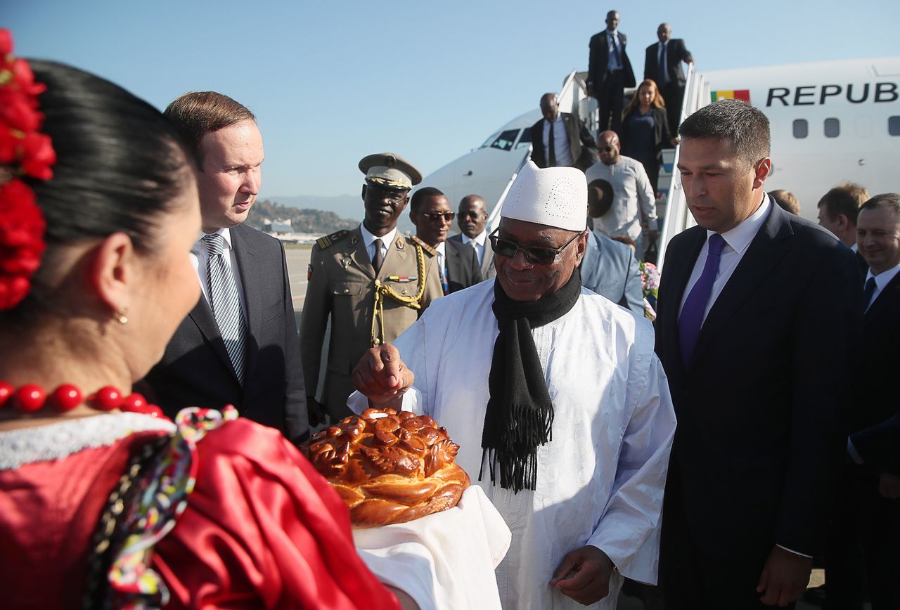 Ibrahim Keita, president van Mali, wordt welkom geheten op de luchthaven van Sotsji, Rusland, waar hij arriveert voor de Rusland-Afrika conferentie, 22 oktober 2019.