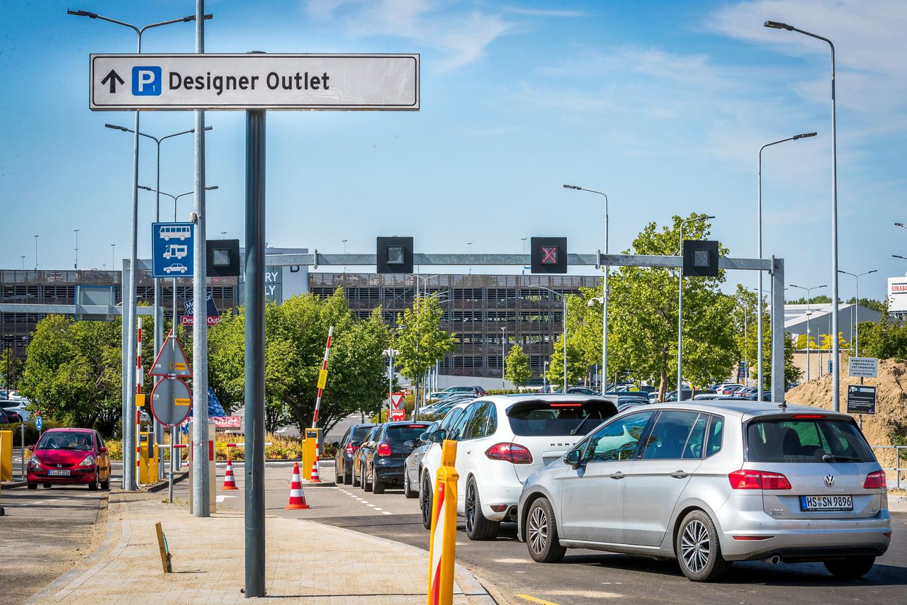 Auto’s schuiven aan richting het Designer Outlet Centre in Roermond.