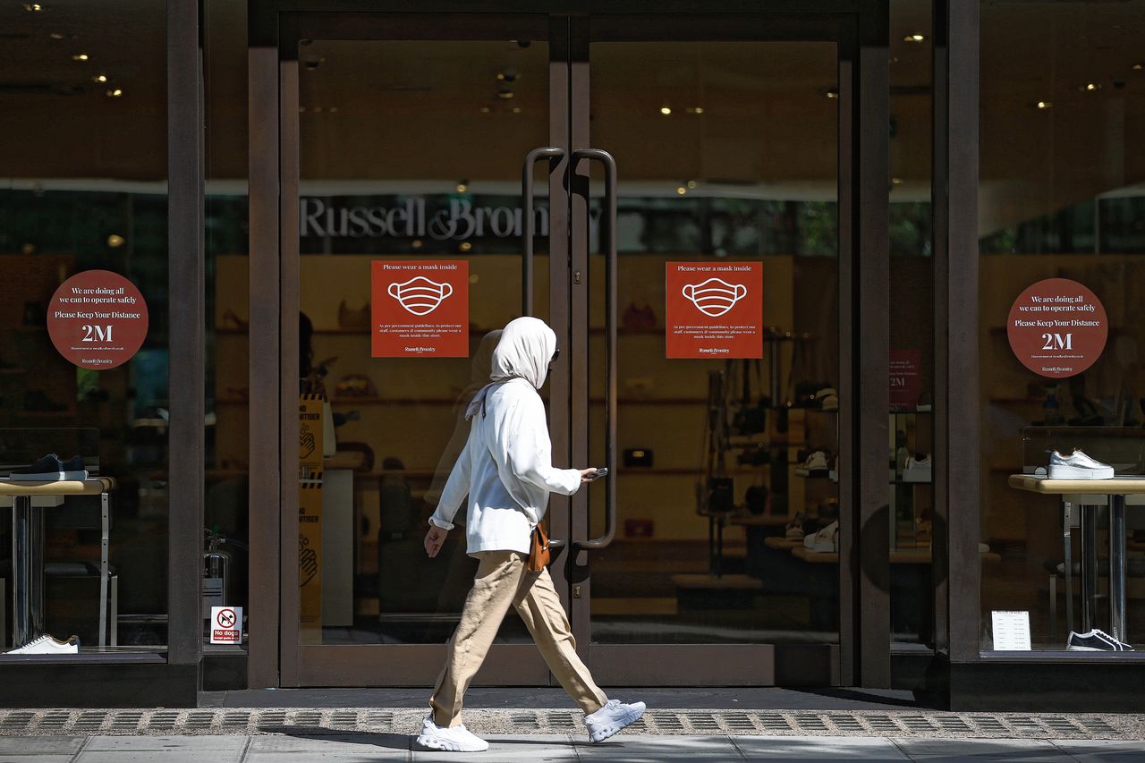 Een voetganger loopt zondag langs een winkel aan Oxford Street in Londen.