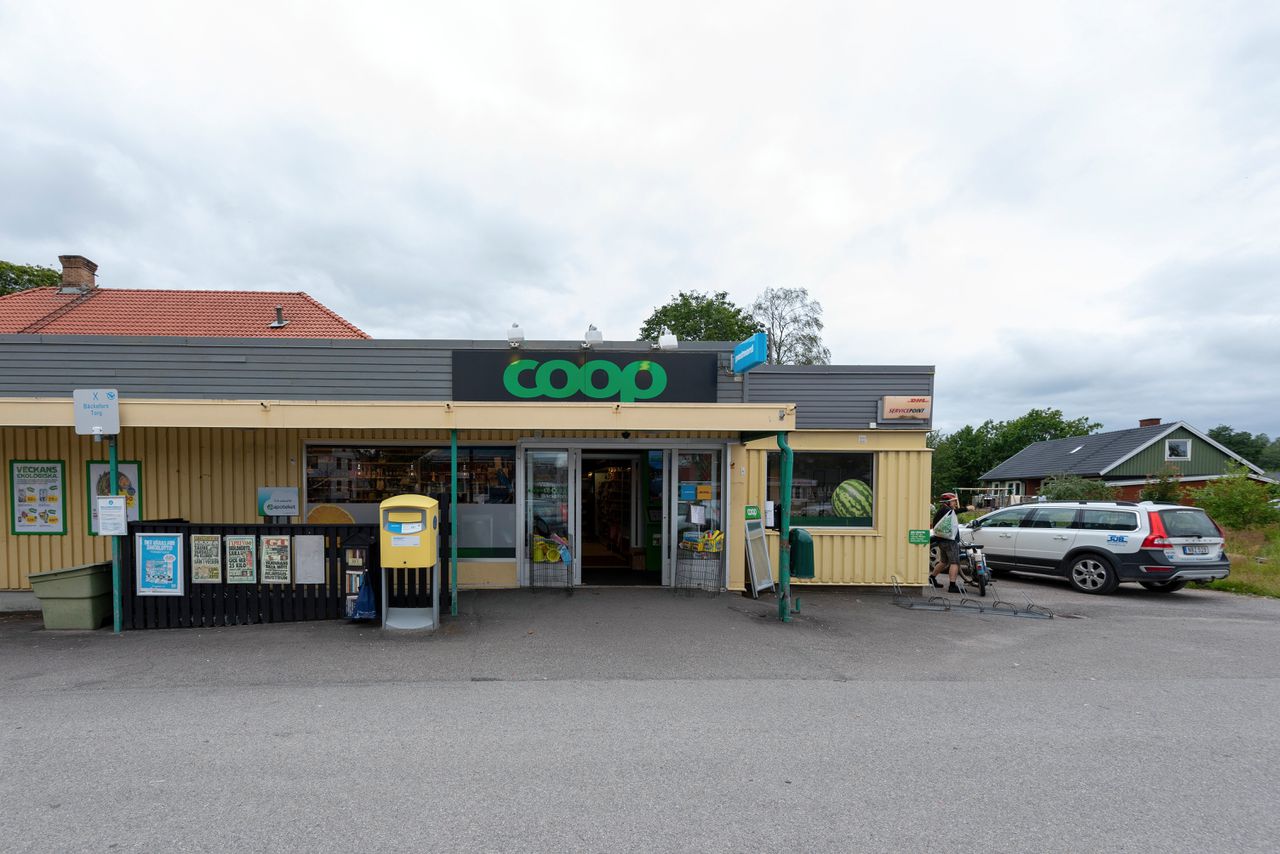Een Coop-filiaal in het Zweedse Bäckefors. De Zweedse supermarktketen Coop moest vandaag al zijn ongeveer achthonderd winkels sluiten, nadat de kassa’s door een cyberaanval werden lamgelegd.