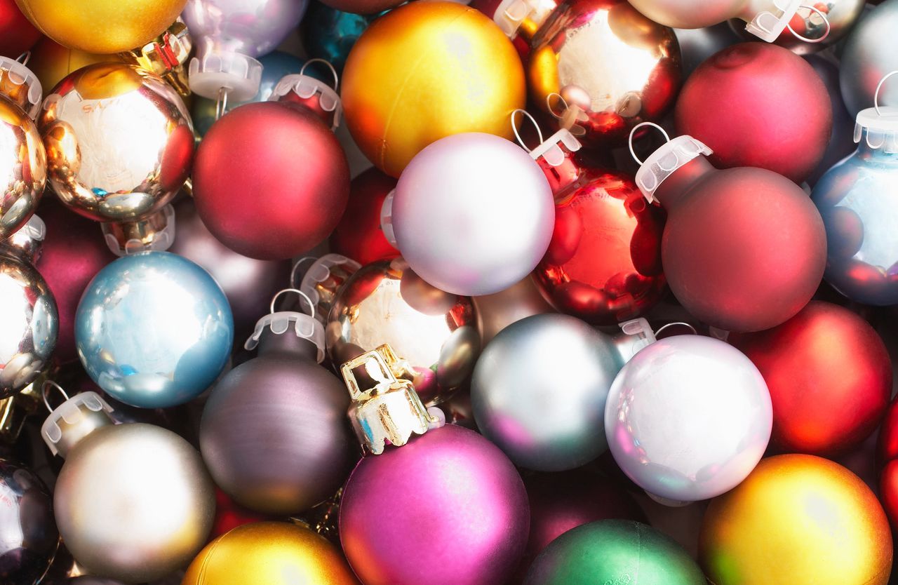 De kerstballen gaan terug in de doos. Hoe doe je dat efficiënt in