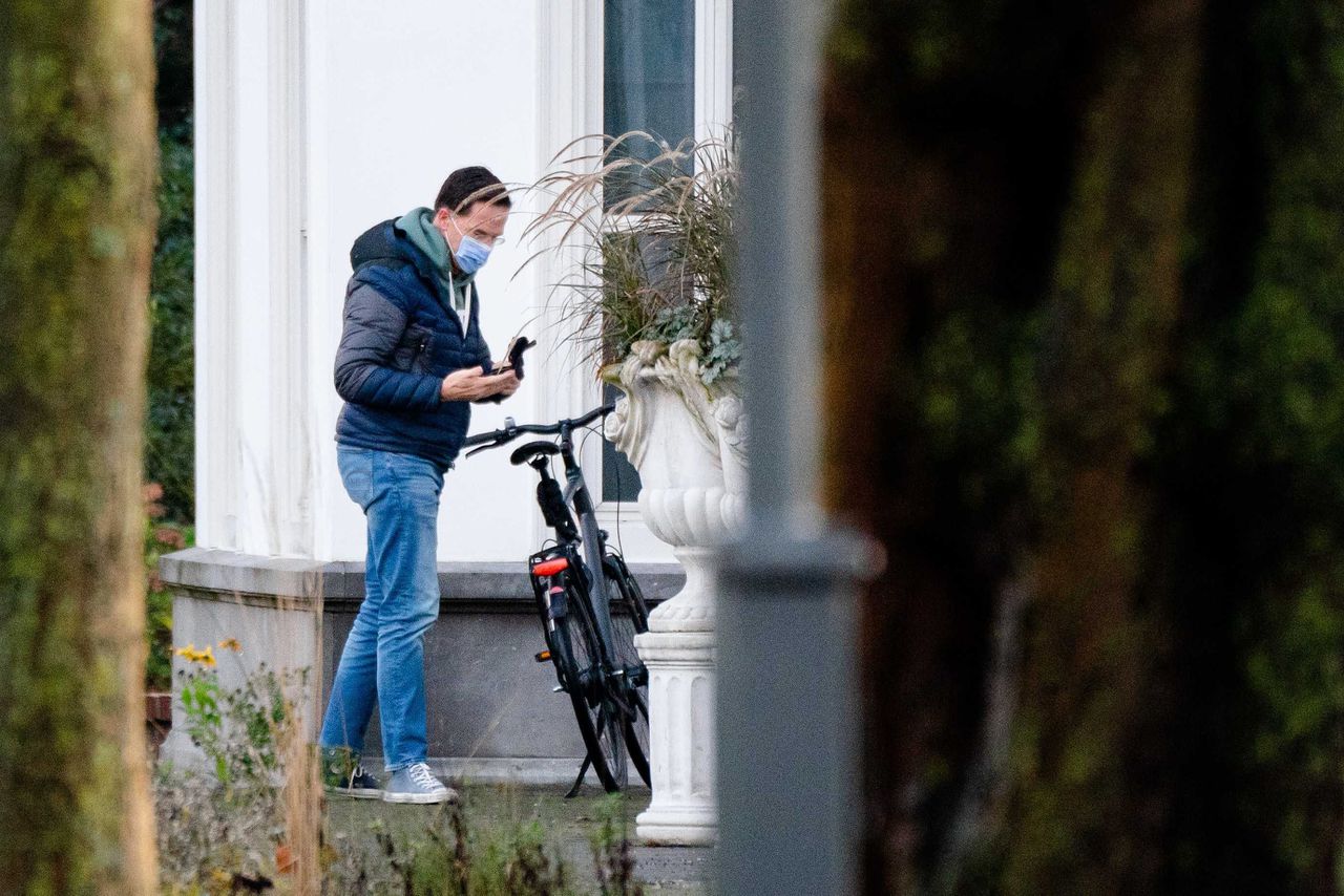 Premier Mark Rutte komt aan bij het Catshuis voor het overleg dat zou leiden tot de lockdown.