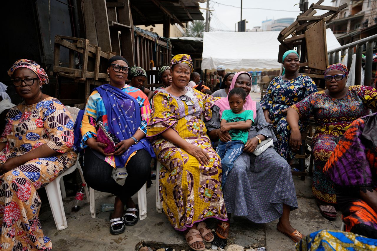 Vrouwen wachten bij een stembureau in Lagos om hun stem uit te brengen voor de gouverneursverkiezingen.