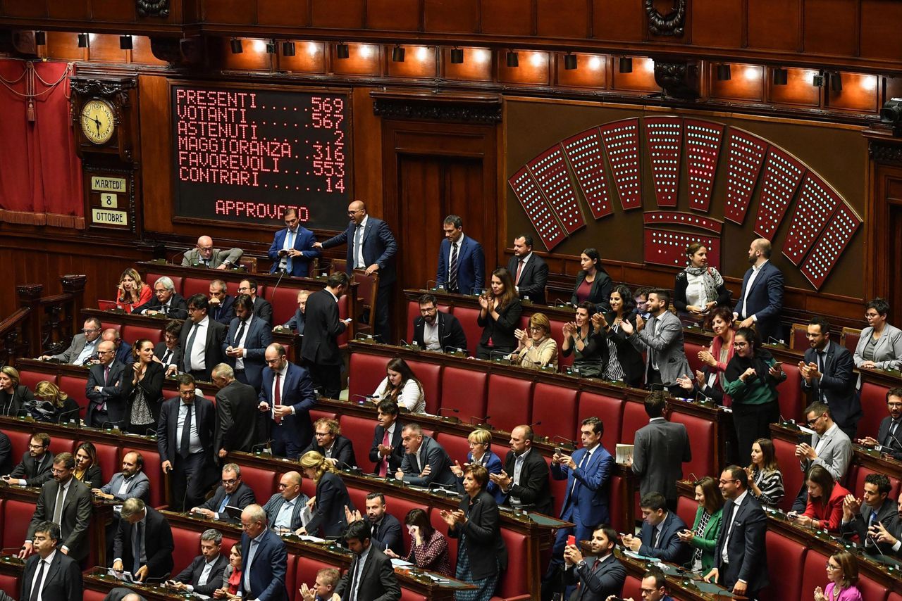Leden van het Italiaanse Huis applaudisseren na goedkeuring van de wet voor een kleiner parlement.