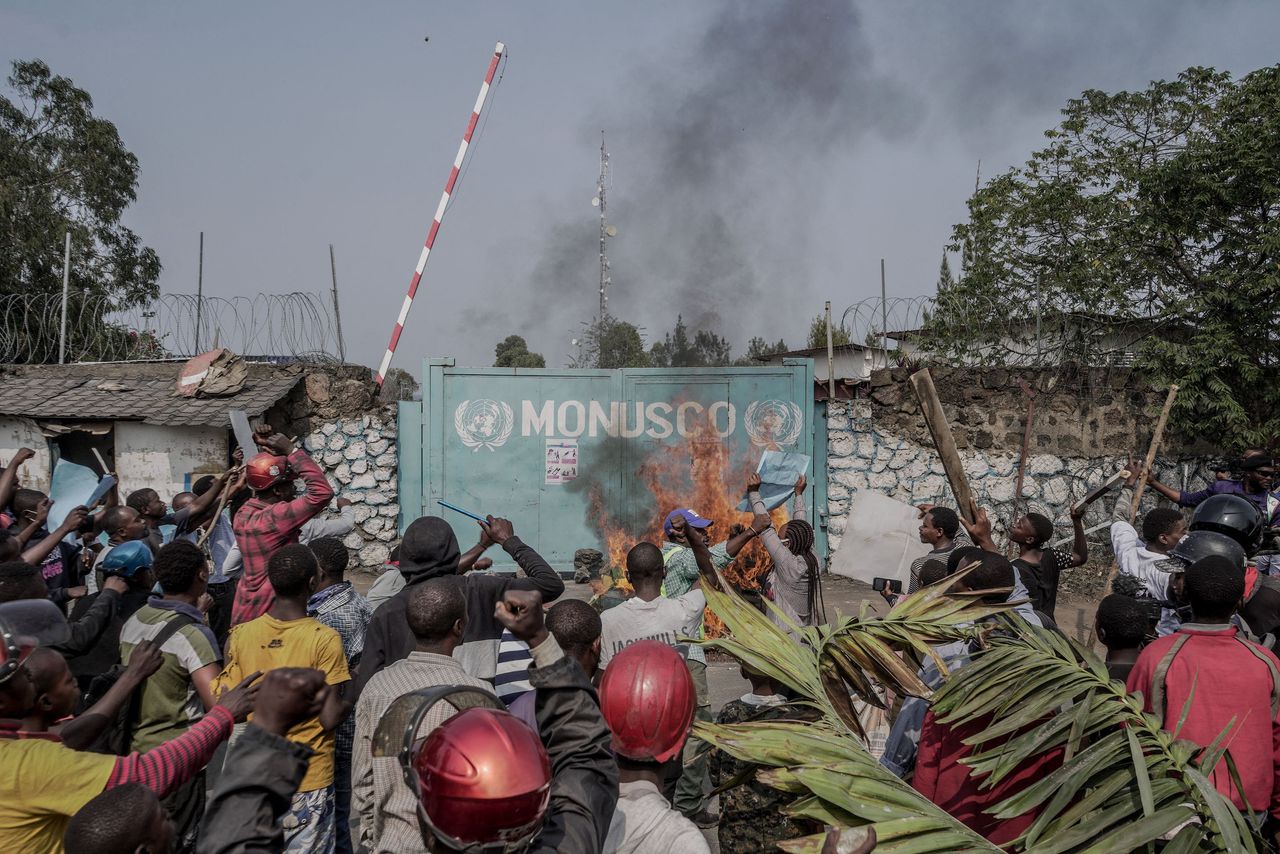 Honderden mensen blokkeerden wegen en riepen anti-VN-leuzen voordat ze het hoofdkwartier van de VN-vredestroepen in Goma bestormden, evenals een logistieke basis aan de rand van de stad.