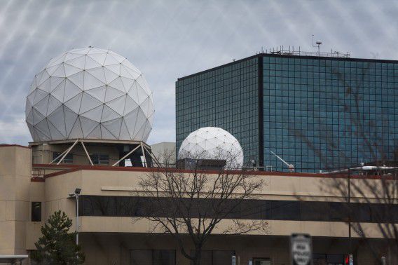 Hoofdkwartier van de (NSA) in Fort Meade, Maryland. De dienst blijkt ook malware te hebben gebruikt waardoor via radiogolven pc's ook offline konden worden bespioneerd.