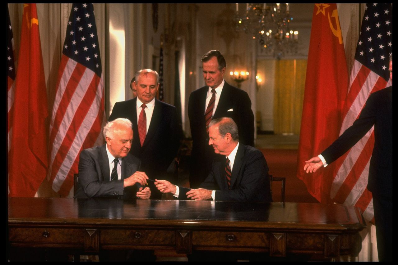 De Amerikaanse en de Russische ministers van Buitenlandse Zaken Baker (rechts) en Sjevardnadze tekenen tijdens een top op Malta in 1989 een verdrag dat een einde maakt aan de Koude Oorlog. Sovjetleider Gorbatsjov en de Amerikaanse president Bush sr. kijken toe.