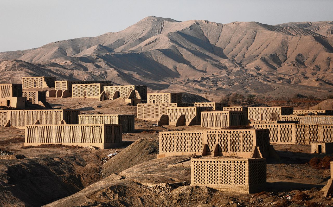 Huizen waar Oeigoerse boeren druiven drogen tot rozijnen.