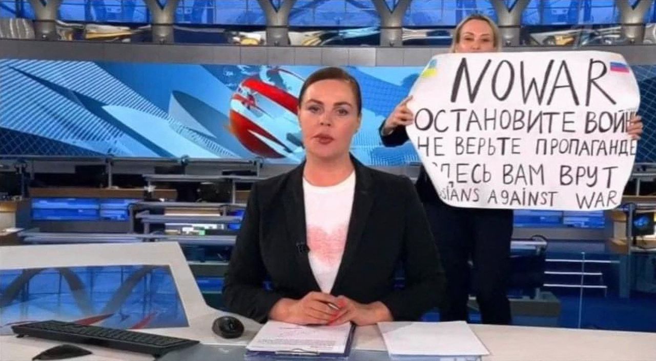 Beeld van de protestactie van Marina Ovsjannikova tijdens een uitzending op de Russische televisie.