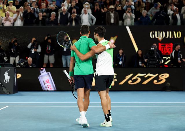 Novak Djokovic en Carlos Alcaraz na afloop van de finale