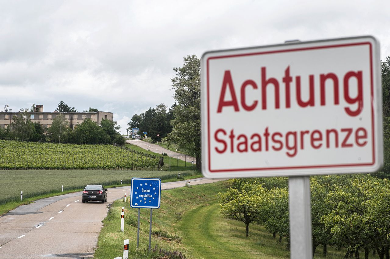 De Oostenrijks-Tsjechische grens. Nadat deze maand vrij reizen tussen EU-landen weer mogelijk werd, willen lidstaten per 1 juli ook weer buitengrenzen gaan openen. De vraag is voor wie.
