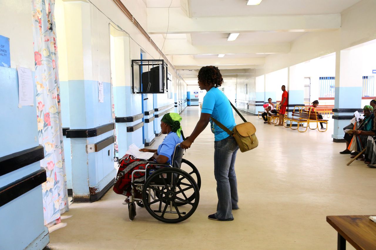 Patiënten in een ziekenhuis in Harare.