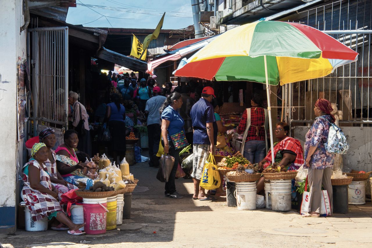 Marktkraampjes in Paramaribo. Suriname kampt al jaren met een economische crisis, die ook de banken raakt.