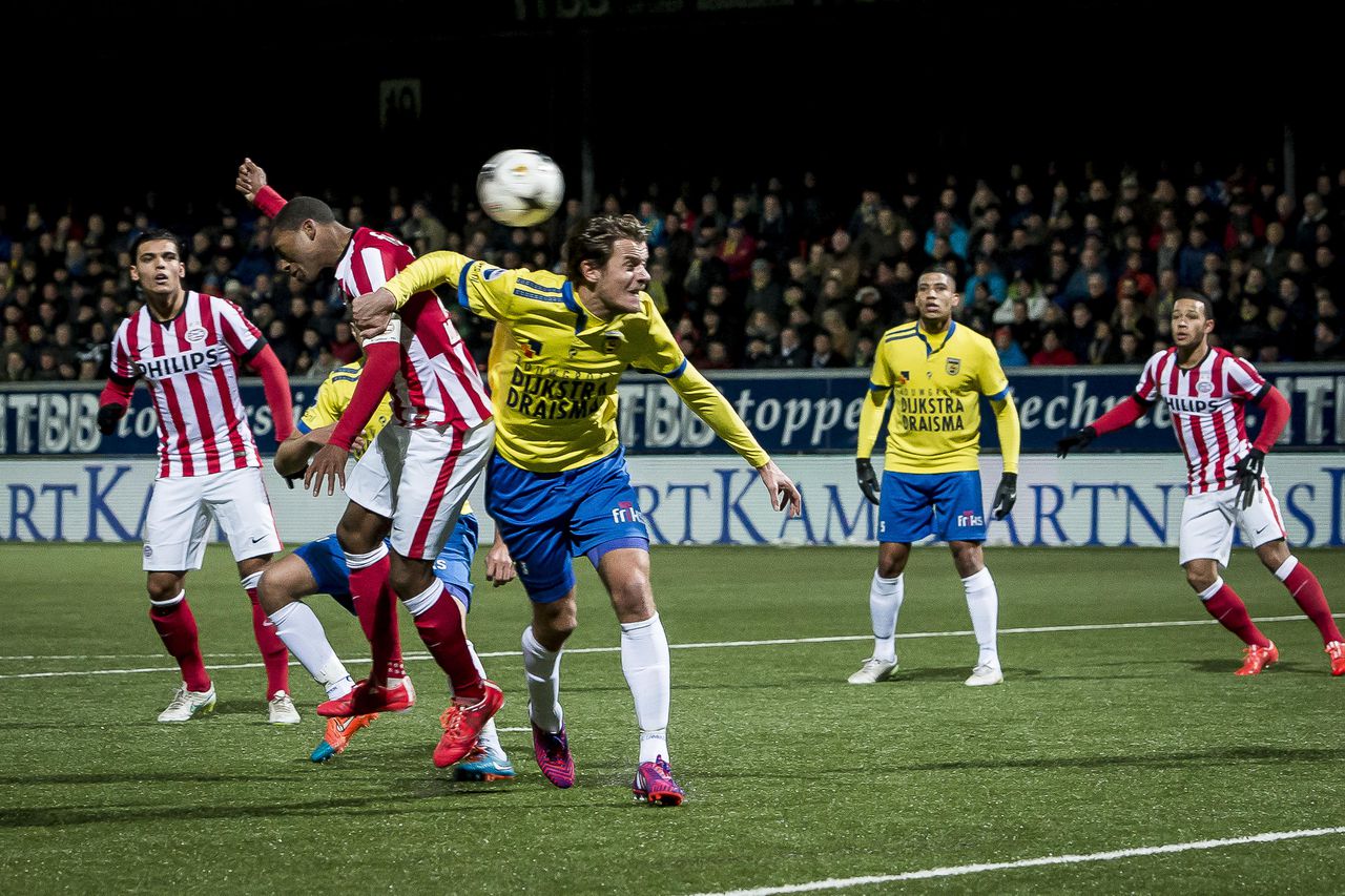 PSV-speler Georginio Wijnaldum kopt met zijn achterhoofd de bal in het doel van Cambuur.