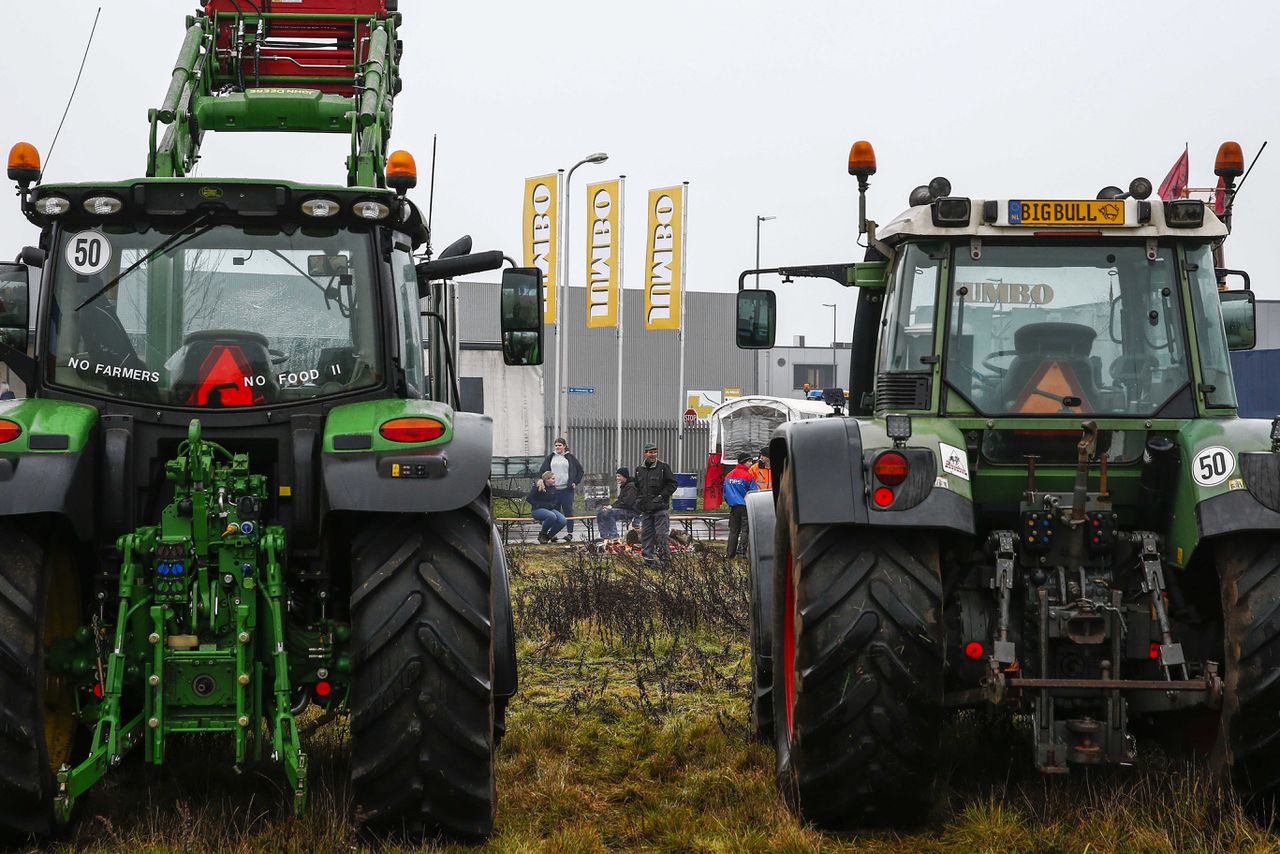 Boeren blokkeren met trekkers de ingang van een bevoorradingscentrum van Jumbo in Raalte, Overijssel. Op verschillende plaatsen in het land protesteren boeren bij distributiecentra van supermarkten.