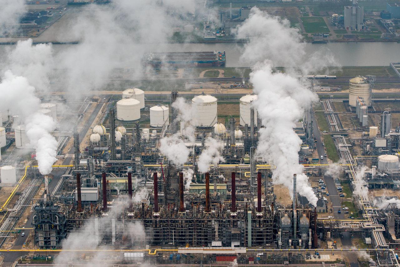 De Shell-raffinaderij bij Moerdijk. Doordat in 2016 een afsluiter open bleef staan, lekte ruim 25 ton ethyleenoxide weg.