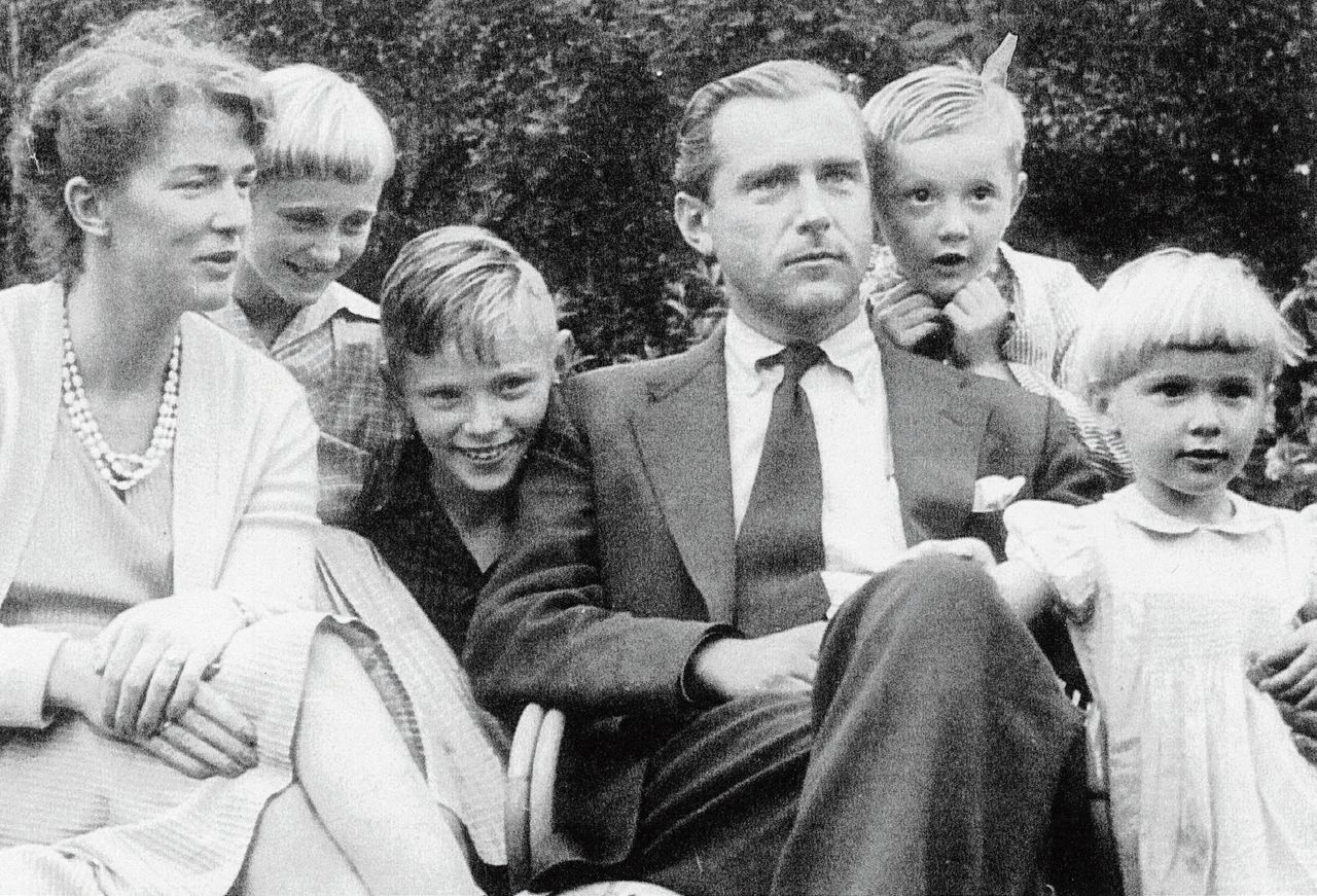 J.L. Heldring met zijn gezin, vlnr: Fiet van den Broek, Sandra, Ottho, Jerome Heldring, Balt en Eliane, begin jaren vijftig in Driebergen