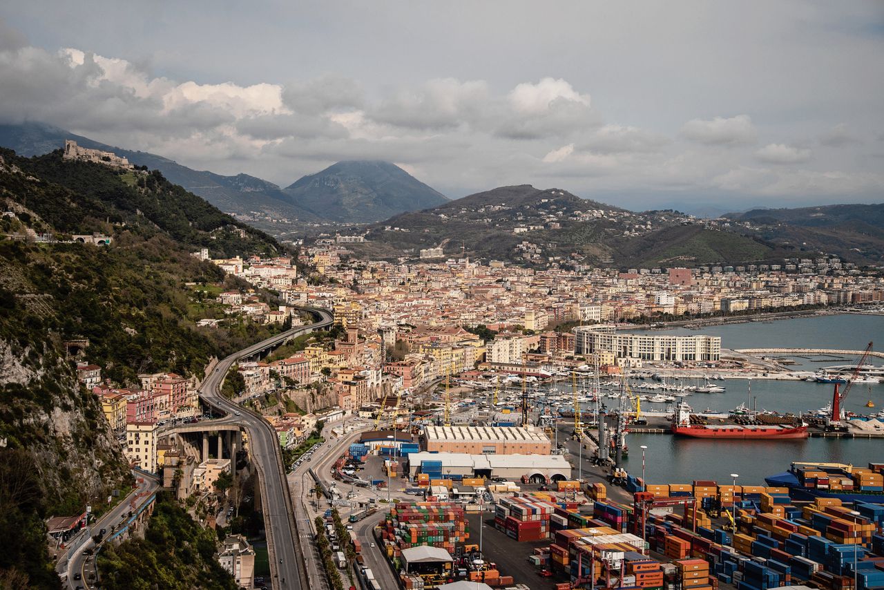 Een panorama van de haven en het historische centrum van Salerno, in het zuidwesten van Italië.