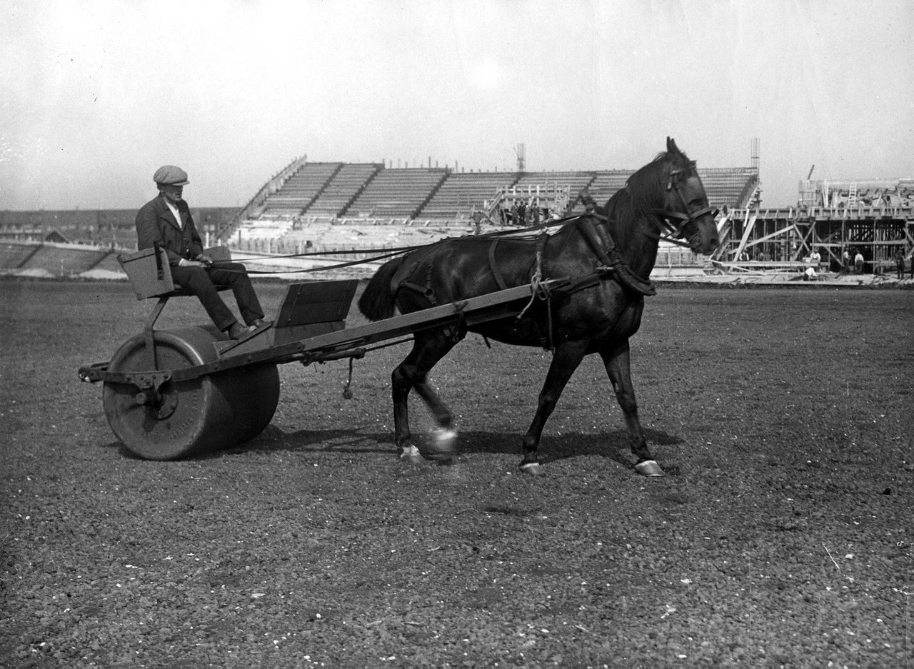 Stadions, Bouw van het Olympisch Stadion. Het grasveldterrein wordt voorbereid met paard en roller, Amsterdam 4 mei 1927.;