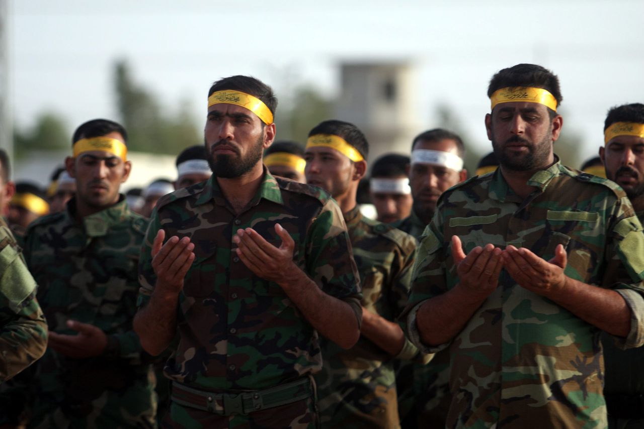Leden van de shi'itische militie Kitab al-Abbas, die meevechten met het Iraakse regeringsleger, bidden voor hun militaire training begint.