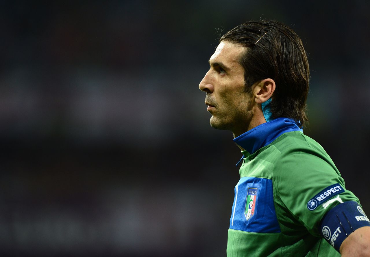 Italian goalkeeper Gianluigi Buffon reacts during the penalty shoot out of the Euro 2012 football championships quarter-final match England vs Italy on June 24, 2012 at the Olympic Stadium in Kiev. Italy won 4 to 2. AFP PHOTO / GIUSEPPE CACACE