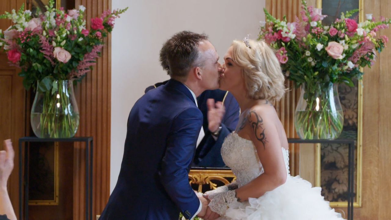 Henk en Chantal kussen elkaar voor het eerst in 'Married at First Sight'.