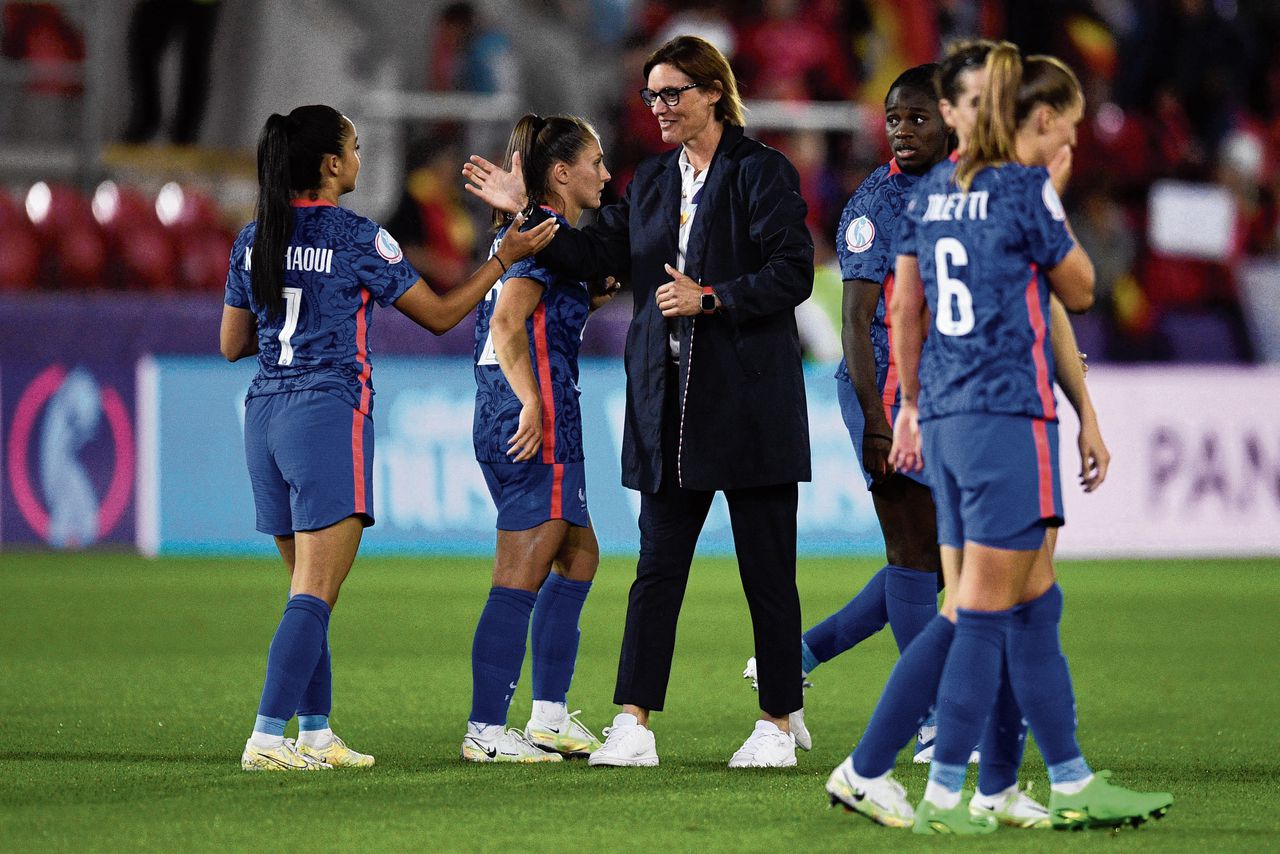 Corinne Diacre, coach van Oranje-tegenstander Frankrijk, is een ‘opperbevelhebber’ met een klein hartje 