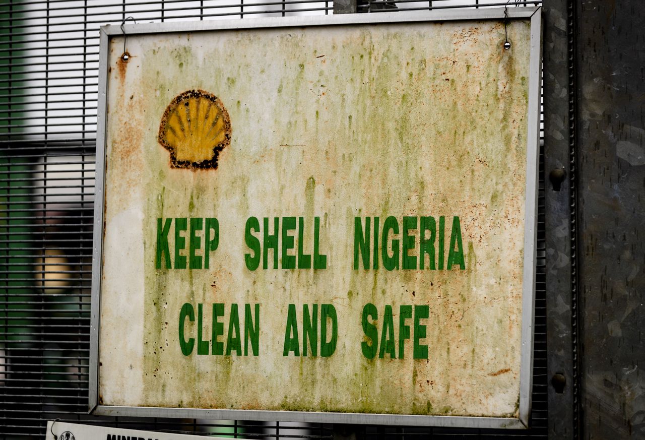 Een bord bij een olieverwerkingsstation van Shell in Nigeria.