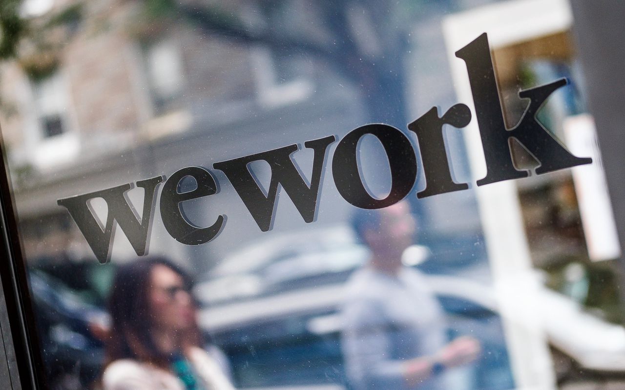 WeWork verhuurt co-werkplekken aan bedrijven en freelancers.