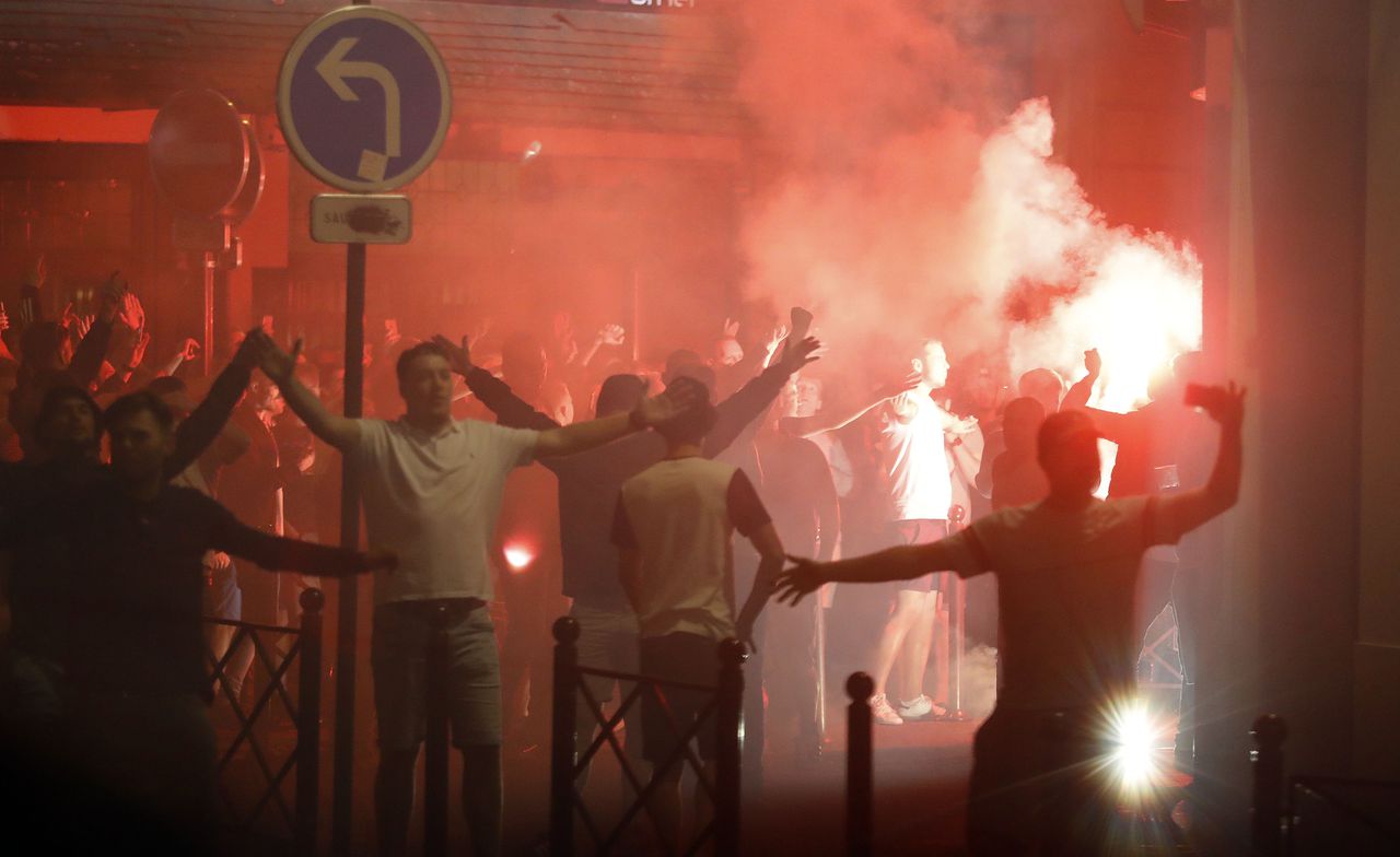 Engelse fans in Lille raken slaags met de politie.